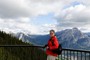 Tina nyder den fantastiske udsigt fra Sulphur Mountain, Banff, Canada (20110701_0025).